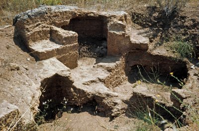 Nuragická kultura (nuraghi) Sardinská: ruiny přednuragického města na megalitickém místě Anghelu Ruju: centrální věž. 20. století před naším letopočtem. Alghero, Sardinie Itálie od Sardinia Nuragic Civilization