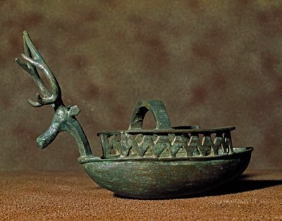 Nuragická kultura (nuraghi) Sardinská: plastika ve tvaru lodi s postavami hlavy jelena z bronzu. 8.-7. století před naším letopočtem. Cagliari, Museo Nazionale Archeologico, Sardinie, Itálie od Sardinia Nuragic Civilization