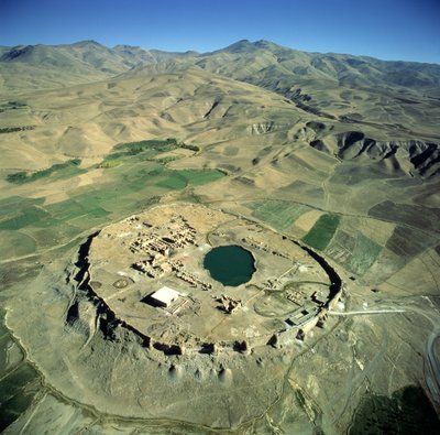 Letecký pohled na Takht-e Solalman nebo Solomonův trůn (viz také 179121) od Sasanian School