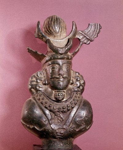 Busta sasánovského krále v bronzu, má na sobě královský oděv, jehož účes se zeměkoulí podepřený měsíčními croissanty. 6.-7. století. Sbírka E. Borowski od Sasanian School