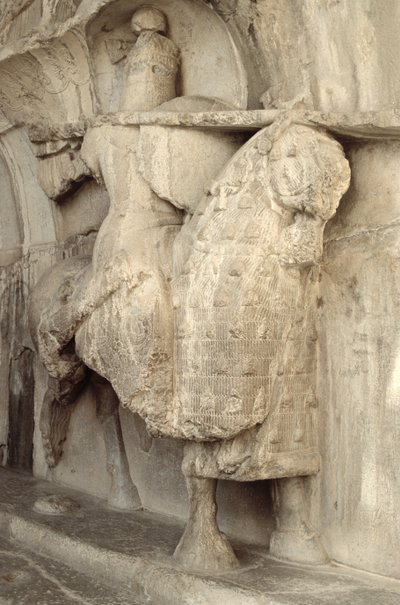 Řezba Khosrowa Parvize na jeho koni Shabdiz s vybavením rytíře v těžké zbroji, kolem roku 620 našeho letopočtu od Sasanian School