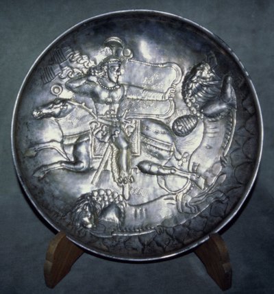 Miska zobrazující krále Ardašíra II. (r.379-86), ze Sari, Mazandaran, c. AD 380 (pronásledované a vyřezávané stříbro) od Sasanian School