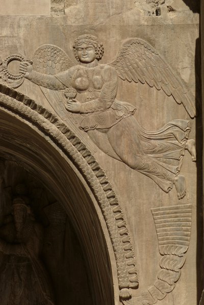 Génius držící misku s ovocem, symbolizující hojnost, z aivans, 590-628 od Sasanian School