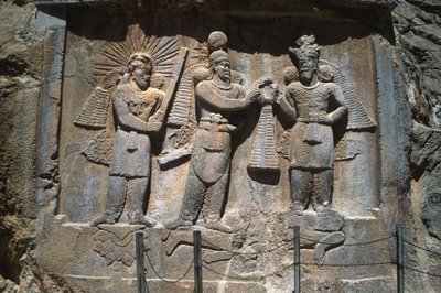 Reliéf mimo jeskyně zobrazující investituru krále Ardeshira II. (379–383) ze sasánských jeskyní Taq-e Bostan od Sasanian School