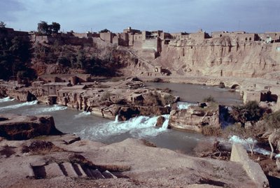 Pozůstatky komplexu most-přehrada-vodní cesta Sika na řece Gar-Gar s městem Shushtar v pozadí od Sasanian School