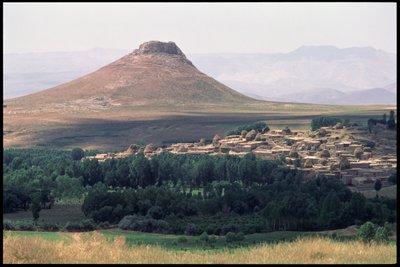 Pohled na Takht-e Solalman neboli Šalamounův trůn (viz také 179122) od Sasanian School
