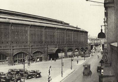 Berlín: Bahnhof Friedrichstrasse; Stanice Friedrichstrasse (černobílá fotografie) od Sasha Stone
