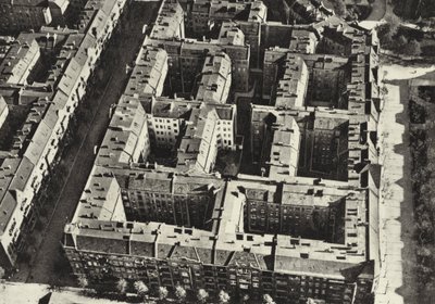Berlín: Berliner Mietskasernen; Staré obytné domy (černobílá fotografie) od Sasha Stone