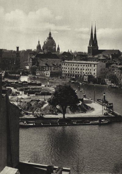 Berlín: Blick über die Spree zum Mühlendamm; Pohled na Sprévu a Muhlendamm (černobílá fotografie) od Sasha Stone