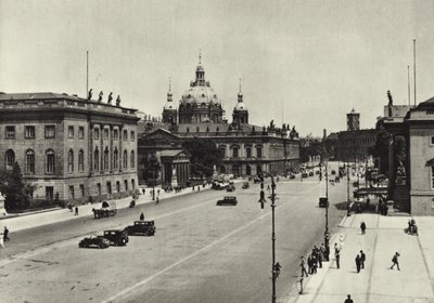 Berlín: Blick zum Schloss; Pohled směrem ke Královskému paláci (černobílá fotografie) od Sasha Stone