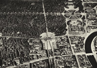 Berlín: Braniborská brána, letecký snímek; Braniborská brána při pohledu z letadla (černobílá fotografie) od Sasha Stone
