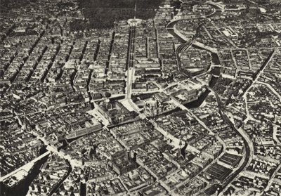 Berlín: Letecký snímek starého jádra; Město viděné z letadla (černobílá fotografie) od Sasha Stone