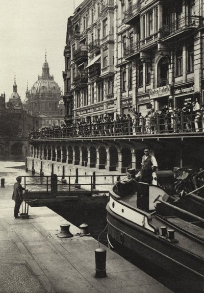 Berlín: zámek Muhlendamm Spree; Spree Lock (černobílá fotografie) od Sasha Stone