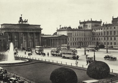 Berlín: Pariser Platz (černobílá fotografie) od Sasha Stone