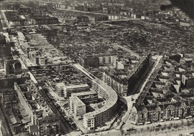 Berlín: Schonlankerstrasse, obytné budovy; Obytné domy (černobílá fotografie) od Sasha Stone