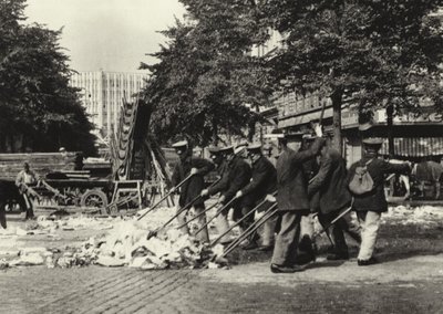 Berlín: Strassenfeger am Wittenberg-Platz; Zametací vozy na náměstí Wittenberg Platz (černobílá fotografie) od Sasha Stone