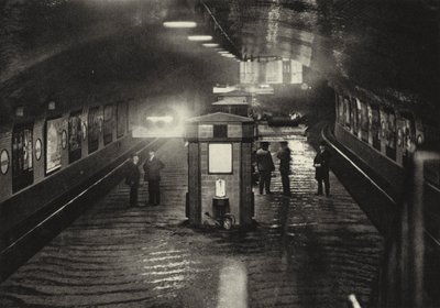 Berlín: stanice metra Inselbrucke; Stanice metra Inselbrucke (černobílá fotografie) od Sasha Stone