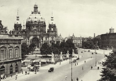 Berlín: Vor der Schlossbrucke; Před palácovým mostem (černobílá fotografie) od Sasha Stone