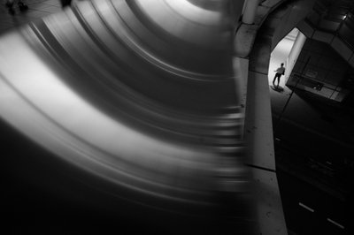 Obrázek zakřiveného tunelu od Satoshi Hata