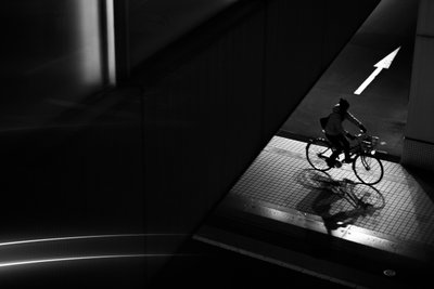 Silueta městského cyklisty od Satoshi Hata