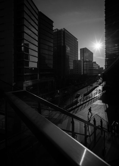 Procházka městem „Sunburst“ od Satoshi Hata