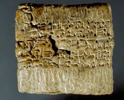Asyrská civilizace: vyrytá krabice klínových znaků týkající se výroby dvou stříbrných dolů. Istanbul, Archeologické muzeum od School Assyrian