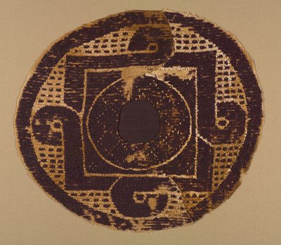 Smyčkový rondel z přikrývky nebo přikrývky, 300-400 (tkaní gobelínů s doplňkovým útkovým obalem, nebarvené len a barvená vlna) od School Byzantine