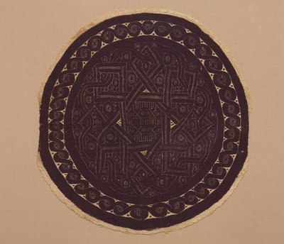 Rondel from a Curtain, 300s (plátnová vazba broušená s gobelínovou vazbou a doplňkovým útkovým obalem, nebarvené prádlo a barvená vlna) od School Byzantine