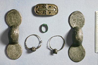 Šperky z Camon, Amiens, Somme, karolínské, 7.-10. století (stříbro, zlacený bronz) od School Carolingian