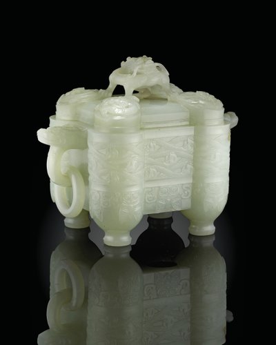 Archaistická nádoba a kryt, Tulu, období Qianlong (1736-95) (bledý seladonský nefrit) (viz také 619015) od School Chinese