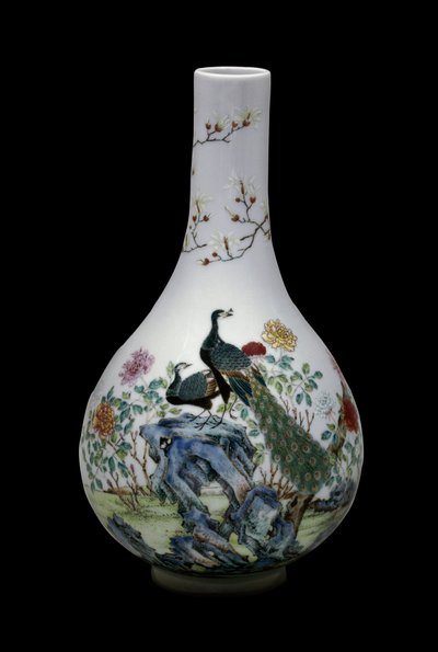 Čínské umění: keramická váza z růžové rodiny zdobená ptáky (včetně pávů) a květinami. Qianlong Reg (1736-1795). Paříž, Musee Guimet, Musee national des Arts Asians. od School Chinese