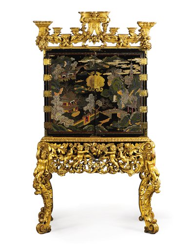 Čínská exportní skříň na stojanu William a Mary, konec 17. století (řezaný lak, mosaz a dřevo) (viz také 433444) od School Chinese