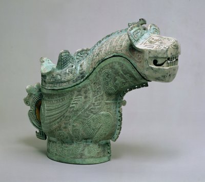 Krytá rituální nádoba na nalévání vína "Kuang" s dekorem tygra a sovy, dynastie Šang (litý bronz se zelenou patinou) od School Chinese