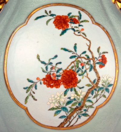 Detail jemné a velmi vzácné famille rose seladonově mleté vázy se zlaceným obrysovým emailem Prunus and Roses od School Chinese
