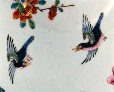 Detail dvou ptáků v letu z misky pokryté Rose Famille, období Qianlong (1736-95) c.1745 (porcelán) od School Chinese
