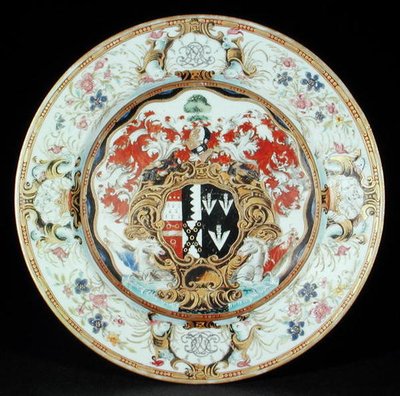 Jídelní talíř malovaný famille rose emaily v rokokovém stylu s rameny Leake Okeover Esq., období Kangxi (1662-1722) (porcelán) od School Chinese