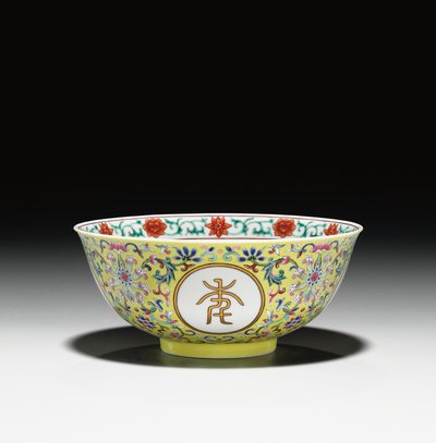 Famille rose žlutě mletá „narozeninová“ mísa, období Ťia-čching (1796–1820) (keramika) (viz také 465374) od School Chinese