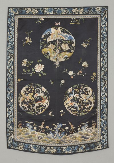 Závěs, cca 1750-1800 (Hedvábí s výšivkou (saténový steh), přírodní a syntetická barviva) od School Chinese