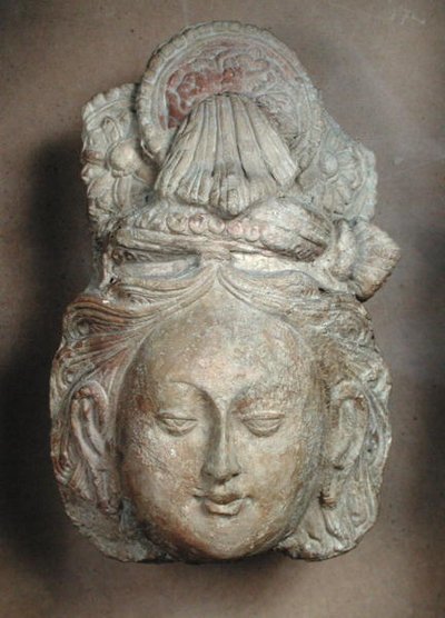 Hlava bódhisattvy s propracovaným účesem, z Tumshuq (Xinjiang) 6.-7. století (terakota) od School Chinese