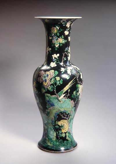 Velká Famille Noire Yen Yen Vase, období Kangxi (1662-1722) (porcelán) (viz 272192) od School Chinese