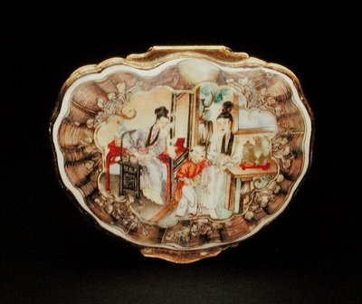 Víčko tabatěrky ve tvaru mušle, období Qianlong (1736-95) cca 1760 (porcelán) (viz také 210139) od School Chinese