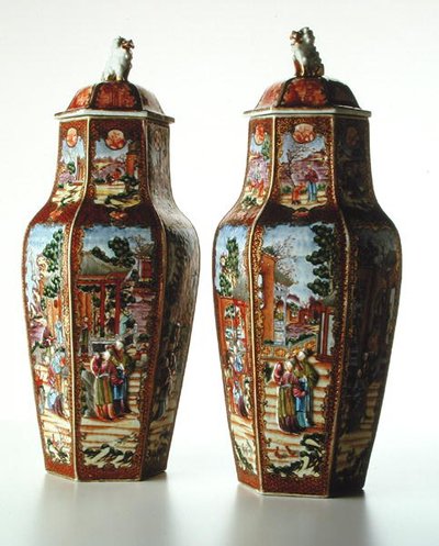 Pár čínských šestihranných váz s jejich přebaly, období Qianlong (1736-95) (porcelán) od School Chinese