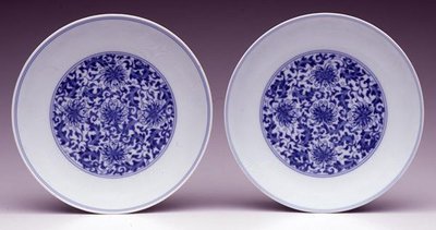 Pár podšálků, se stylizovanými lotosovými květy, značka Yongzheng a období 1723-35 (porcelán s modrou podglazurou) od School Chinese