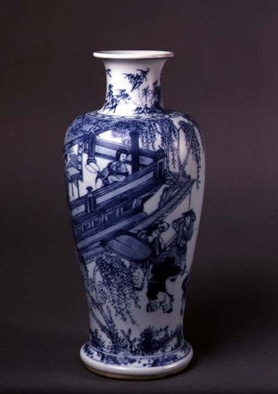 Váza zobrazující dámu na balkóně, čínská, kolem 1690-1710 (hliněné nádobí s modrou podglazurou) od School Chinese