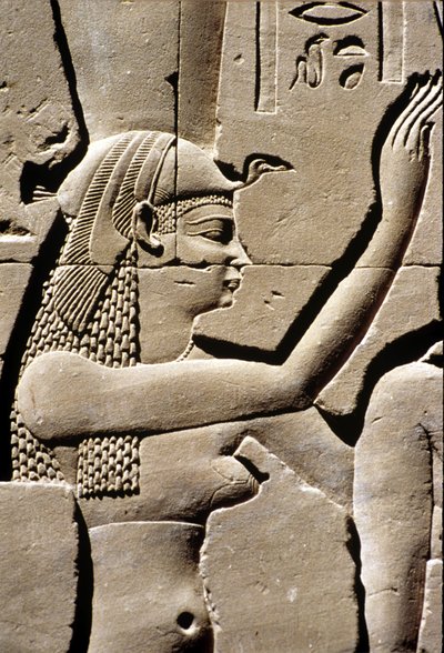 Starověký Egypt, Nástěnná řezba, bohyně Isis, Hořův chrám, Edfu, 237 - 57 př. n. l. (foto) od School Egyptian