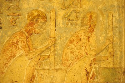 Starověký Egypt, Nástěnné řezby/malby, Petosirisova hrobka, Tuna el Gebel, 300 př. n. l., Dělníci používající tlouk a hmoždíř (foto) od School Egyptian