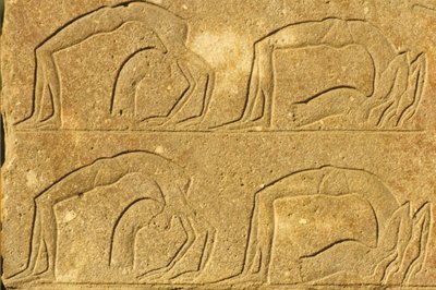 Starověký Egypt, Nástěnná malba/řezba, Vystoupení akrobatek, Chrám v Karnaku, Luxor (foto) od School Egyptian