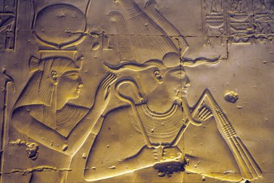 Starověký Egypt, nástěnná malba/řezba, Bohyně Isis objímá svého sedícího manžela Osirise, chrám Setiho I., Abydos od School Egyptian