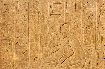 Starověký Egypt, Nástěnná malba/řezba, Harfistka s hlavou Hatšepsut na vrcholu harfy, Chrám v Karnaku, Luxor od School Egyptian