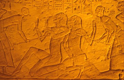 Starověký Egypt, Nástěnná malba/řezba, Chetitští vězni biti holemi, Chrám Ramesse II. a Nefertari, Abu Simbe (foto) od School Egyptian